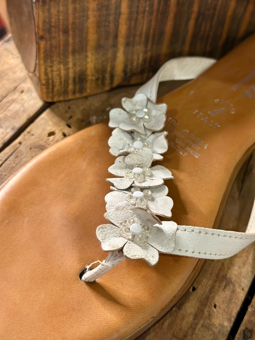Italiana Italian Shoemakers White Floral Leather Thong Sandals - Picture 2 of 8